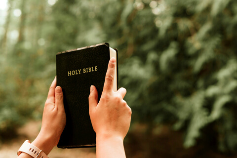 una mujer orando a Dios